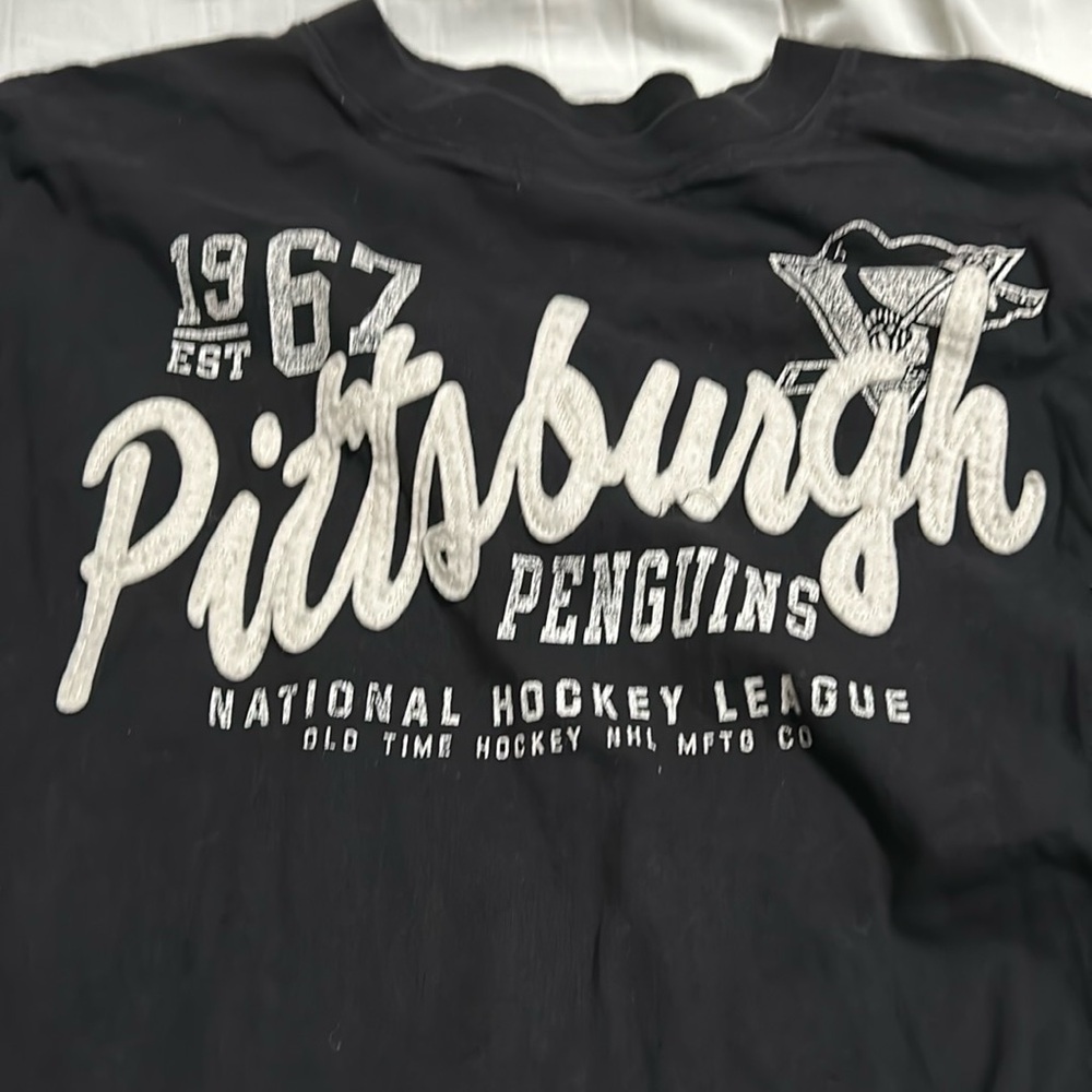 Men’s Pittsburgh Penguins sweater shirt